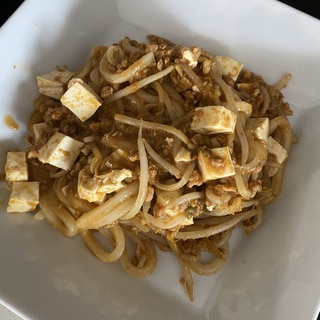 豆腐、ひき肉、もやし入りカレー風味のうどん